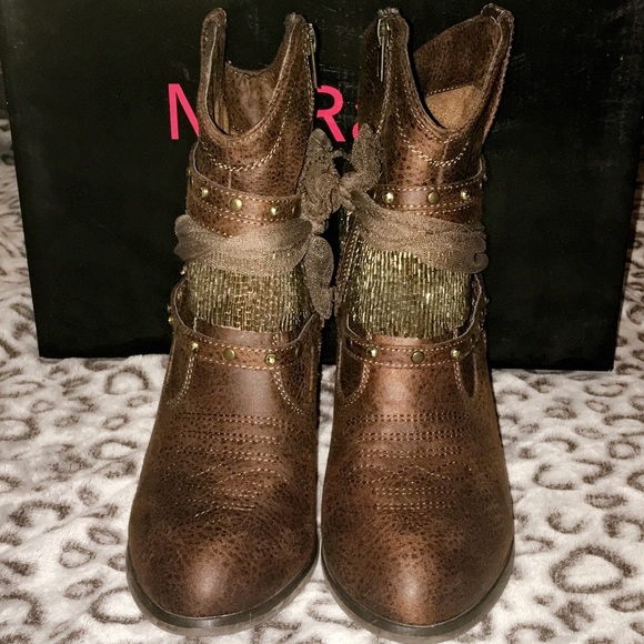 Shoes - Picture 4 of 5